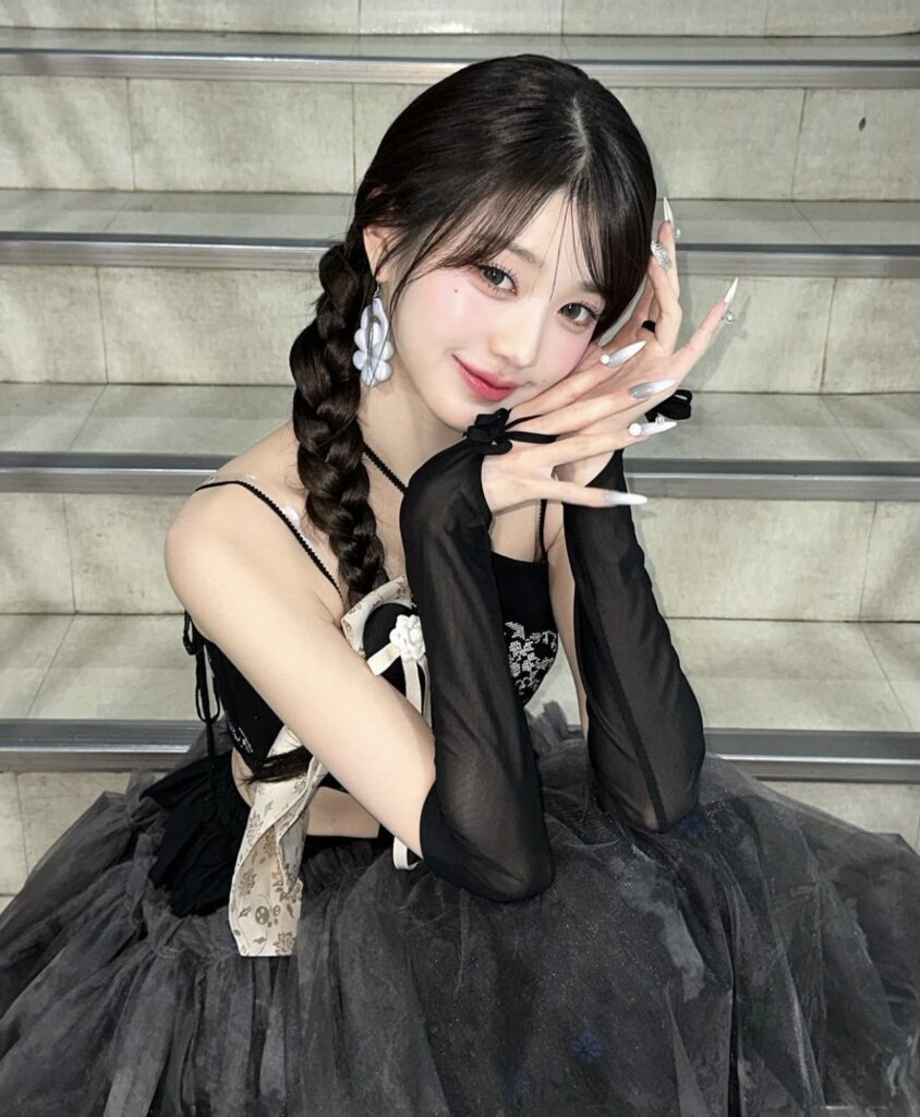 韓国アイドルIVEのメンバーウォニョンちゃんが舞台衣装を着ている